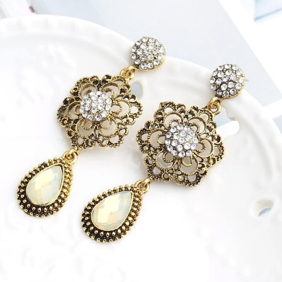 Brand new dangle flower and tear drop earrings - Picture 3 of 3